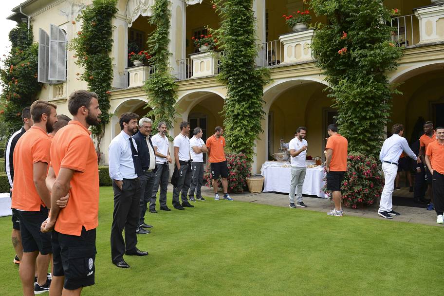 La Juve in visita a villa Agnelli. LaPresse